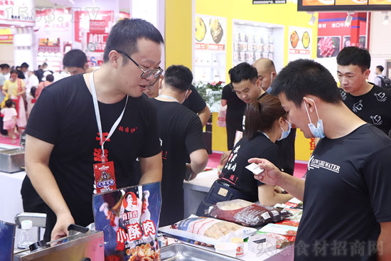 鍋圍爐,好吃不貴!【千滋百匯食品】在2021鄭州火鍋展中圍著眾多!