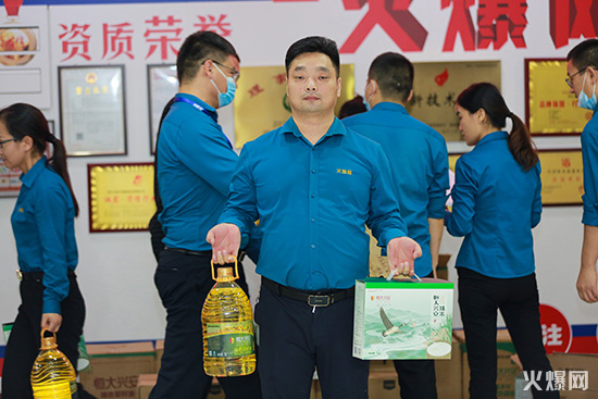 月圓人團圓,中秋好禮祝團圓!火爆網為員工發放中秋節福利!