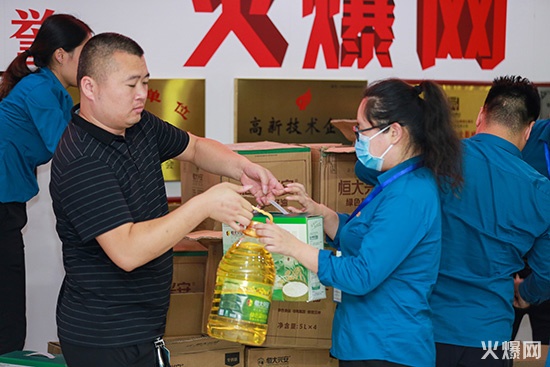 月圓人團圓,中秋好禮祝團圓!火爆網為員工發放中秋節福利!