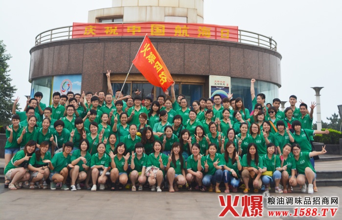 火爆網(wǎng)燈塔風(fēng)景區(qū)合影